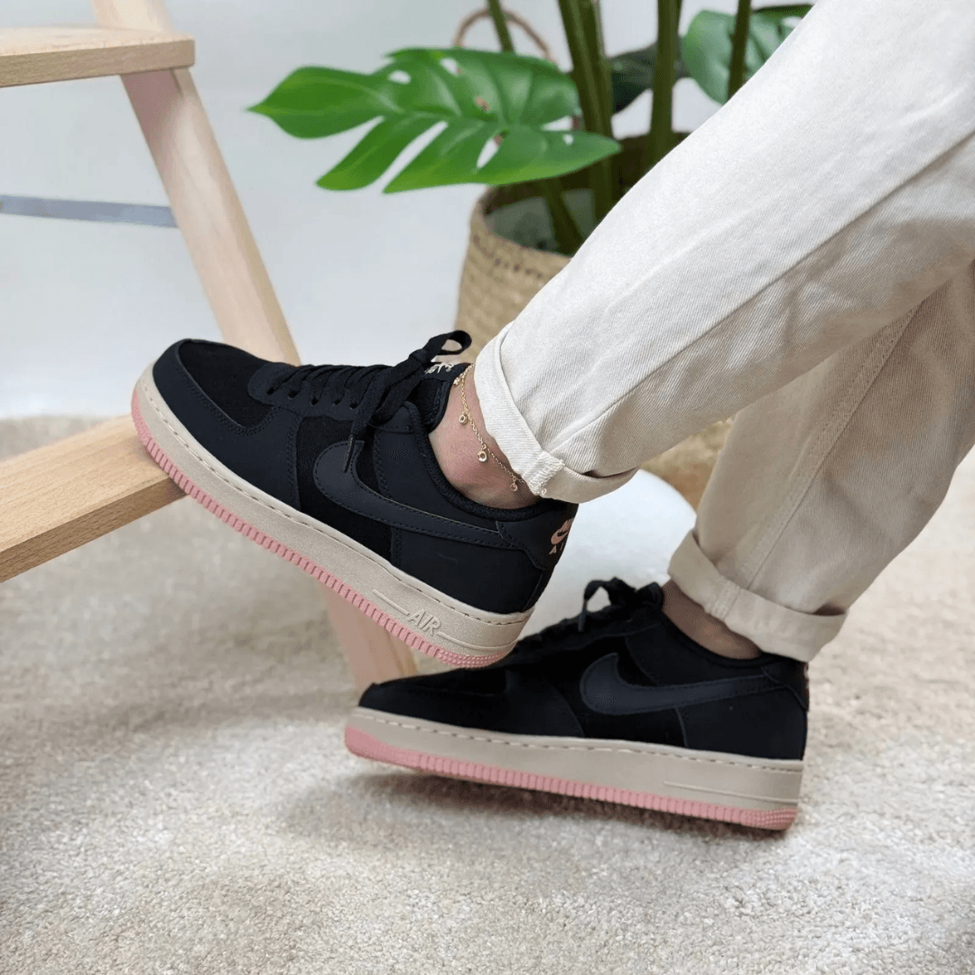 NIKE AIR FORCE 1 BLACK STARDUST