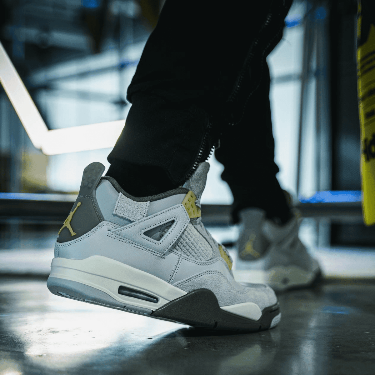 AIR JORDAN RETRO 4 CRAFT PHOTON DUST