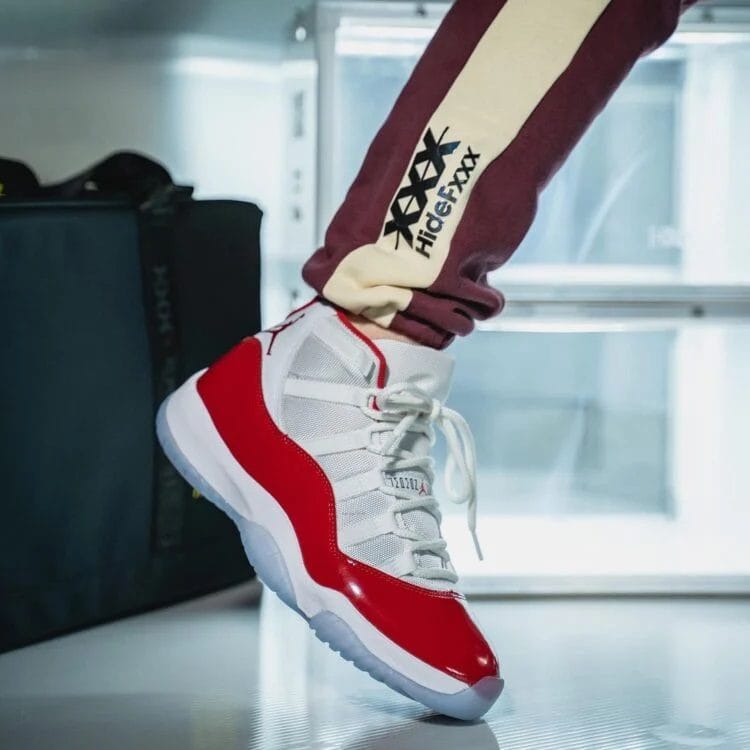AIR JORDAN RETRO 11 CHERRY RED